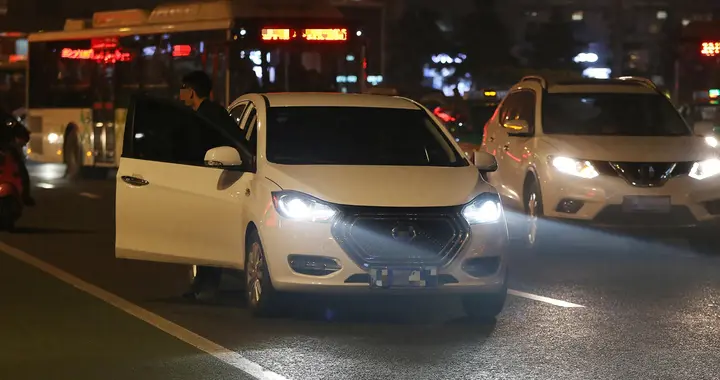 醉酒男子打车，多次辱骂司机要求下车，次日发现遗体，家属要30万