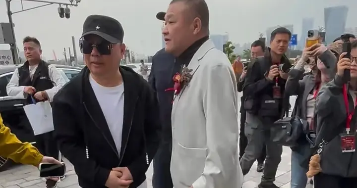 郭德纲坐迈巴赫到达成都，带着搭档于谦一起庆祝成都德云社开业！