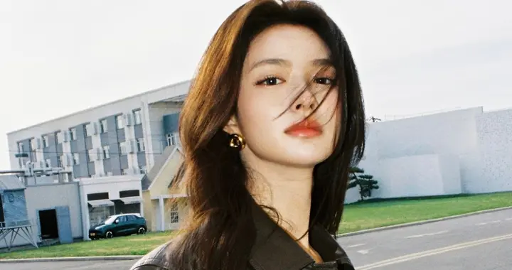 徐若晗皮衣配短裙走在街上，又美又飒！