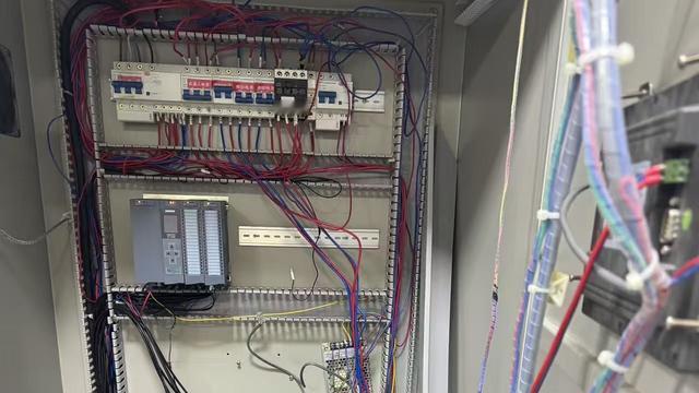 飞来飞去的寒号鸟：老板把这个新来的工程师