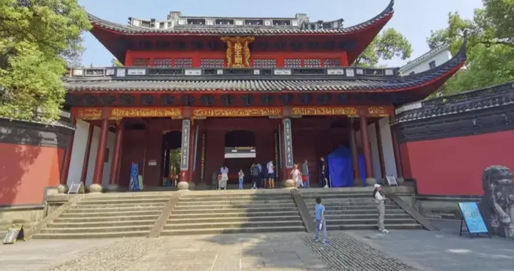 杭、嘉两地有岳王庙、越王祠，却无赵构的庙和祠