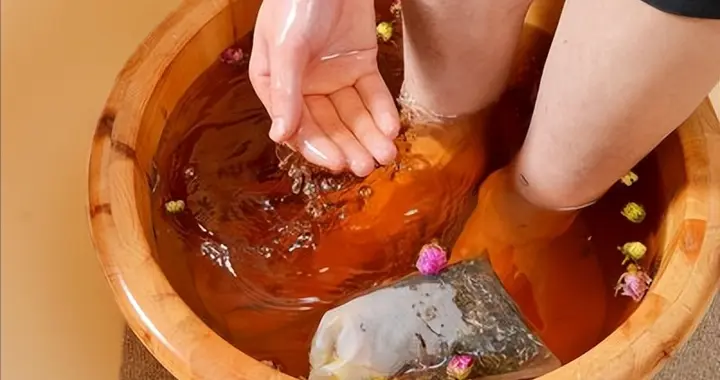 冬季泡脚有讲究：避开 3 种做法，养气血不伤身！