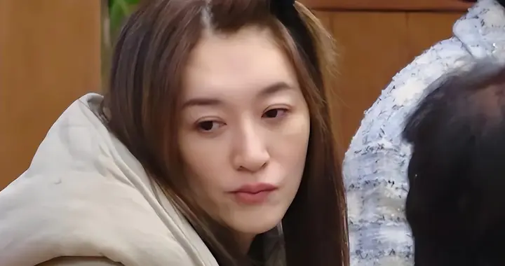 李小冉官宣离婚后，一句话道破人生格局，11年没生娃不是身体原因