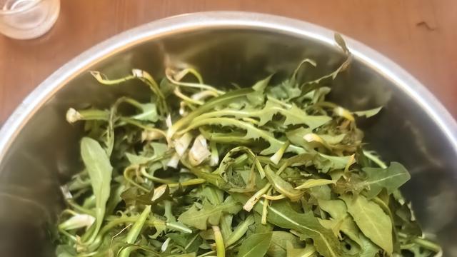 蒲根蒲草：今天在街边遇到一位卖菜的老人