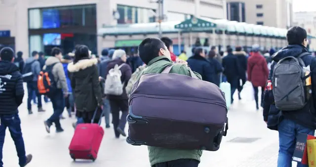 火车站惊现“拉客大妈”，男子机智应对引称赞