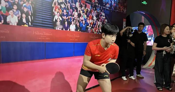 孙颖莎蜡像入驻上海杜莎 跟我想的不一样 手握球拍创奇迹