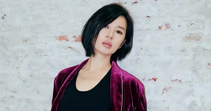 她曾将黄渤吻到害羞，与导演同居 12 年遭抛弃，今 49 岁身价高达 40 亿