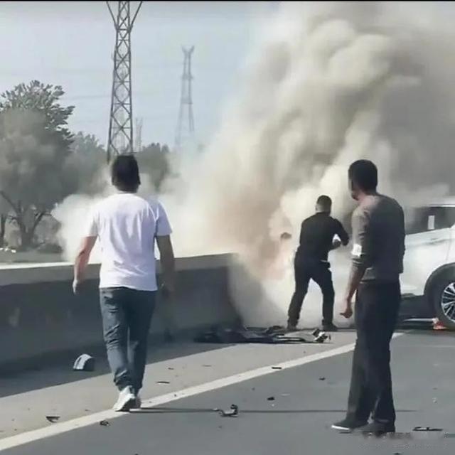 保定车祸后续：车辆起火2人遇难，现场画面曝光，知情人透露更多