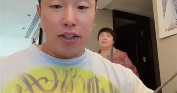 德云社副总烧饼在家请客，饼嫂、饼妈下厨，赵芸一、郭龙远都在