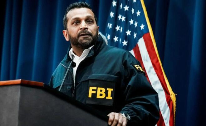 FBI局长进京，中美这次没谈空话，直接摆上毒品、电诈、洗钱和逃犯。更巧...