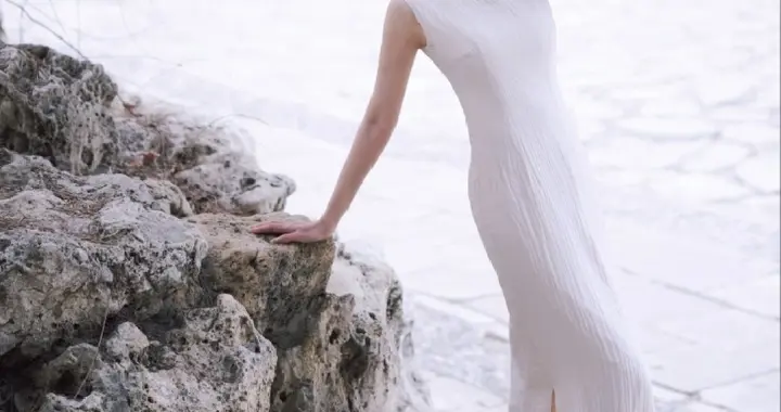 演员赵昕穿着一袭白色旗袍，曼妙身姿优雅迷人