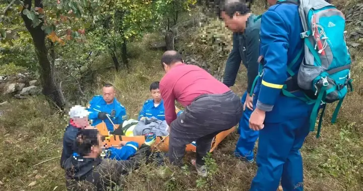 北京60岁阿姨野山滑坠！10米高坡被树拦，救援队抬下山