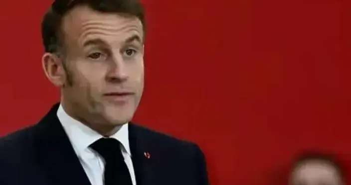 47岁马克龙右眼血管破裂，布里吉特又“背锅”，网友：都要收敛