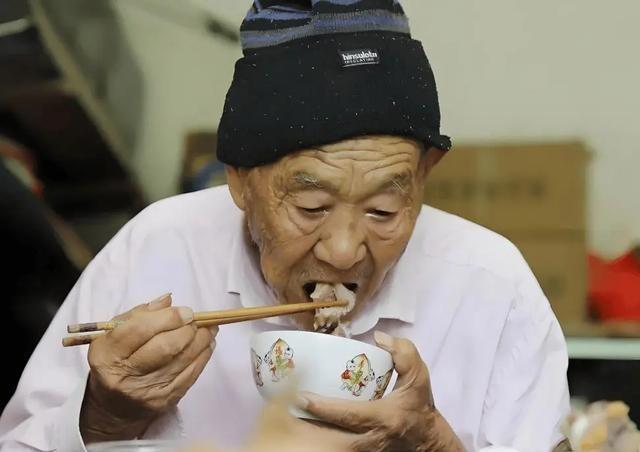 老年痴呆最后是咋去世的？医生：多是身体给出了3信号，却没在意