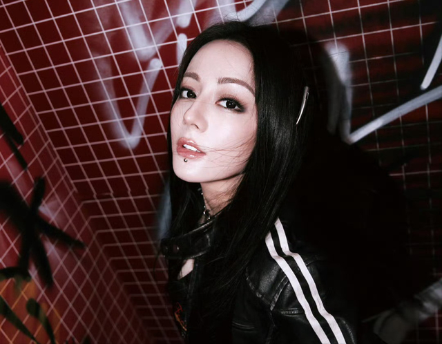 暗黑妆容+金属配饰，迪丽热巴解锁朋克风时尚新姿态