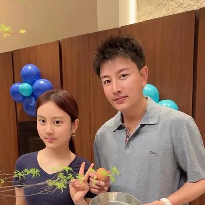 快乐热带娱：甜馨陪爸爸过生日 不得不说贾