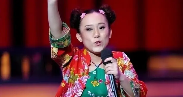 春晚爆红后急流直下，从顶流笑星到县城商演，她已是三娃妈妈