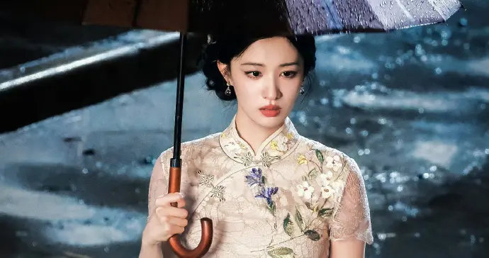 王楚然雨中撑伞美图