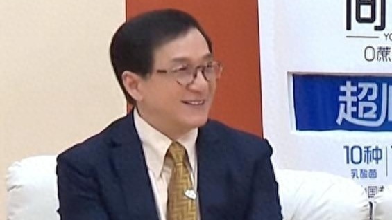 直言自己歌量少不敢开巡演，网友：成龙出过专辑，不够找任贤齐借