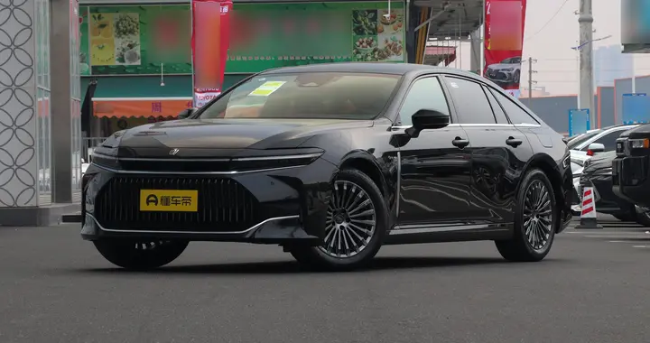 丰田皇冠进口，轴距3米，到底怎么选？