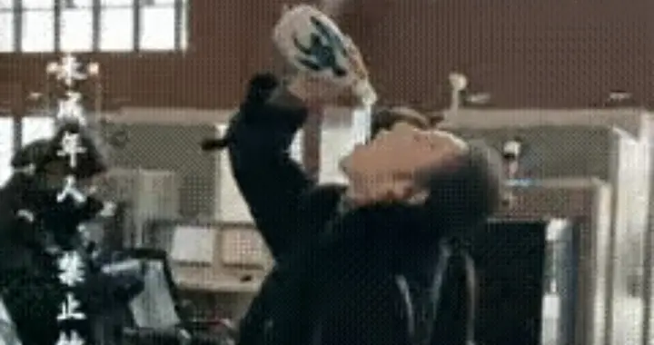 半斤白酒，两口闷完！高铁站这波操作，看懵了所有人