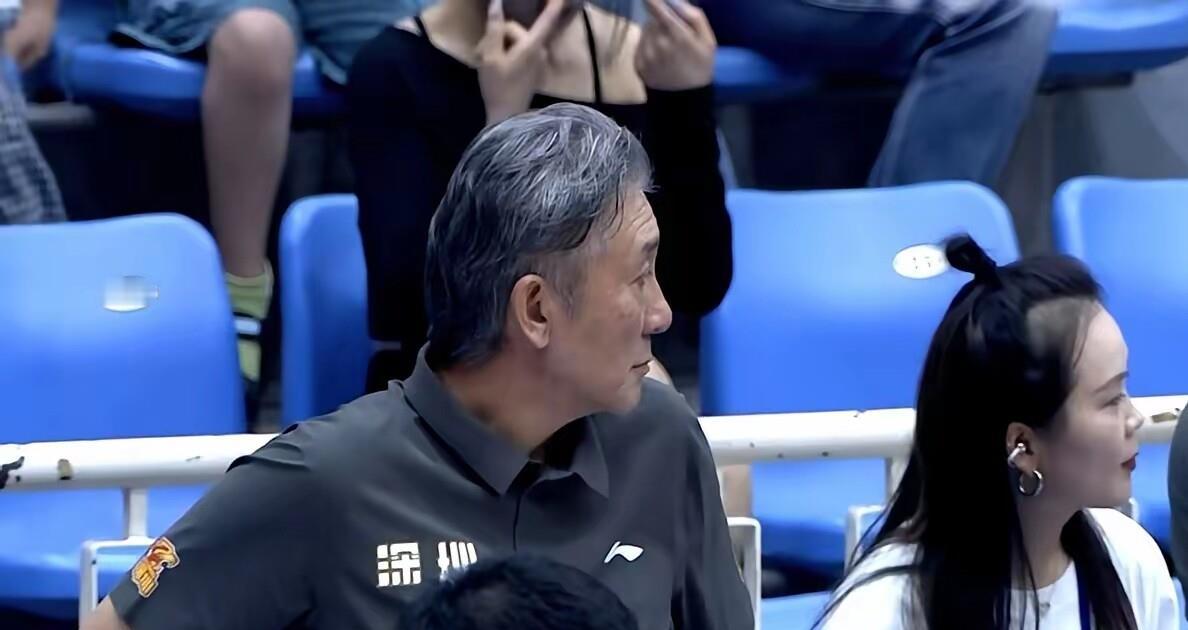 真搞不懂。 深圳队这操作。 当年周鹏镇不住请回老郑，这回夏季联赛顾全场...