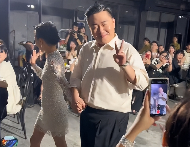 李立群重返内地，身穿红衣参加郝劭文婚礼，与释小龙同桌狂拍不停