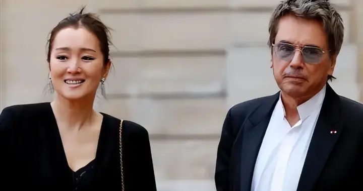 事实证明，陪马克龙吃烤鸭的巩俐，已经走上了另一条“上坡路”