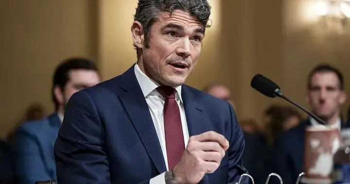 特朗普忠臣突然反目，FBI先拿自己人开刀，美国情报系统乱套了