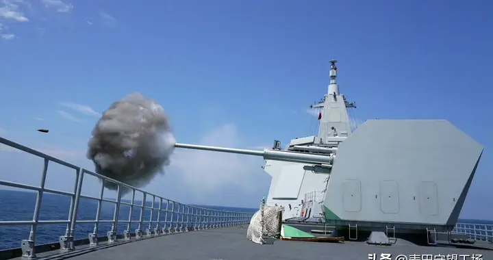 两架飞机南海坠毁后，美航母逼近黄岩岛，卫星抓拍到不寻常的一幕