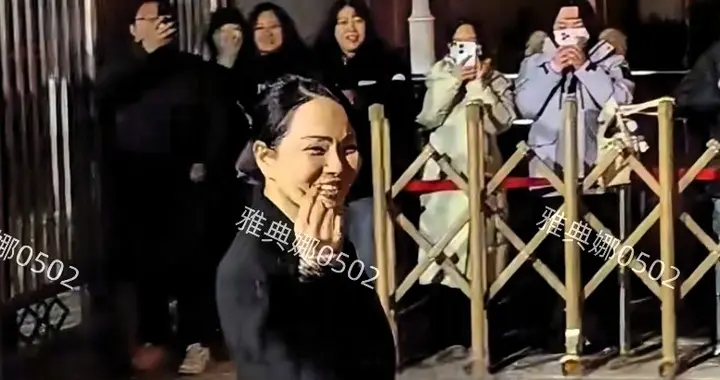 素颜的伊能静发际线升高苹果肌突出眼睛变小，一看就是奔60的年纪