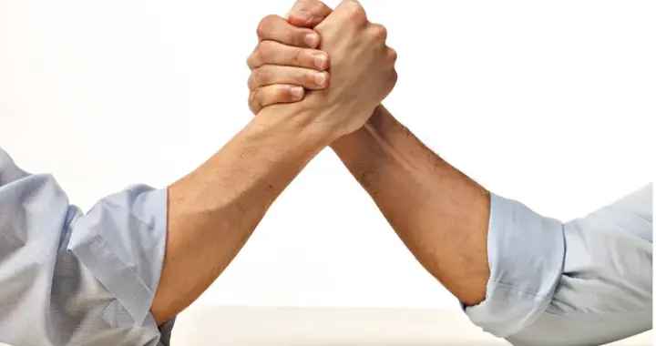 男子公园掰手腕竟致骨折，索赔1.7万元被驳回！法院：自甘风险，对方无过错