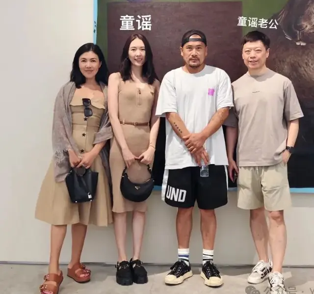 40岁童谣与富豪老公看画展，素颜穿紧身裙，腰臀比依然很无敌！