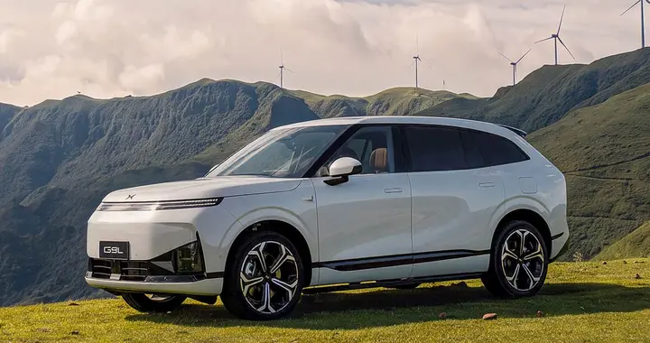 小鹏新款大5座SUV，车长5120mm，配冰箱+彩电+大沙发，两种动力