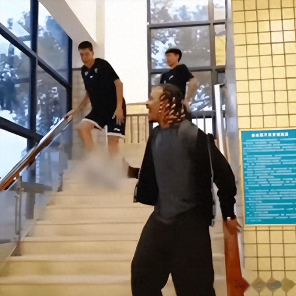 乐极生悲？广东两将模仿麦考尔走路太搞笑 现在自己也受伤 杜锋恼火