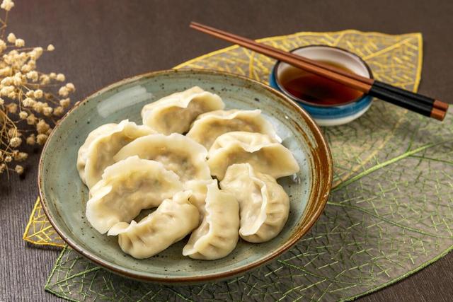浙江义乌一5岁孩子吃饺子竟吃出一根注射器针头，店家说不知情