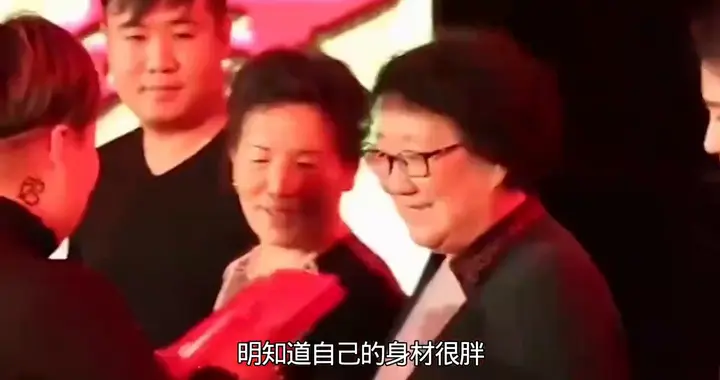 郭德纲老婆王惠的穿着打扮，为何总是如此奇怪！