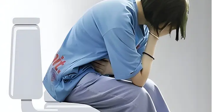 饭后就想排便 = 消化好？医生揭穿：3 个信号出现，其实是肠道在报警
