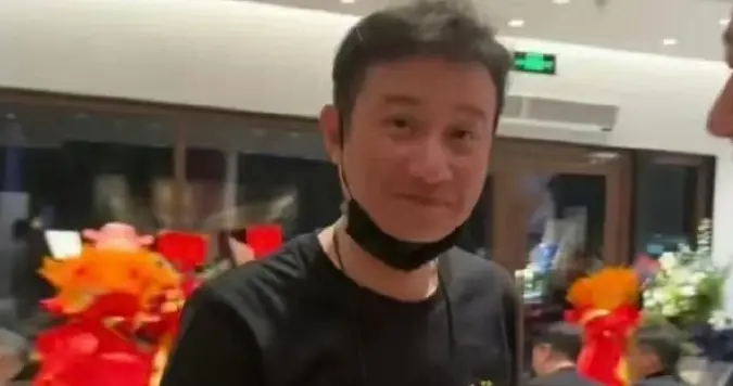 文章开陕西风味餐馆，端盘子敬酒陪聊天，他变得更接地气了