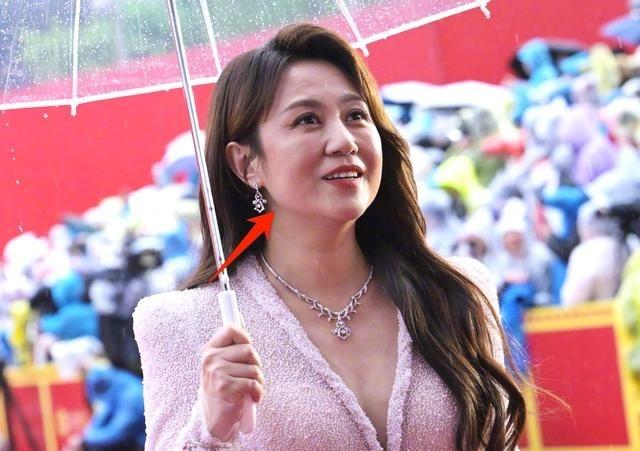 北影节天坛奖暴露咖位：姜文侧身让位，陈冲手插兜，C位独一无二