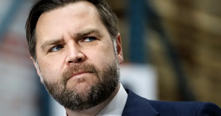 兵权被夺！特朗普越过万斯直接开战，副总统旁听都不配，底牌输光