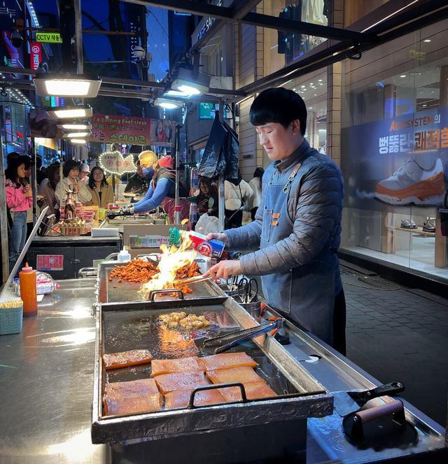 韩国街头的热辣烟火：一场味蕾的冒险之旅