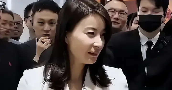 谁能想到！郭晶晶妈妈现身香港，素颜逛Zara，体态太亮眼