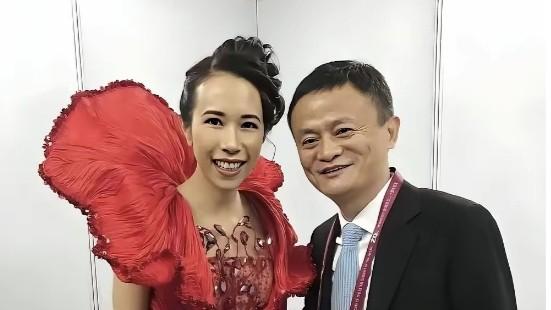 阳光zhengn：这张合照里，马云一身笔