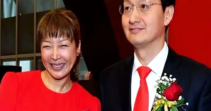 33岁嫁10亿富豪，生了冠军儿子，50岁复出如今成人生赢家