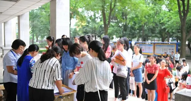 广东一公费师范生违约被通报：记入档案，今后恐无资格考编、考公