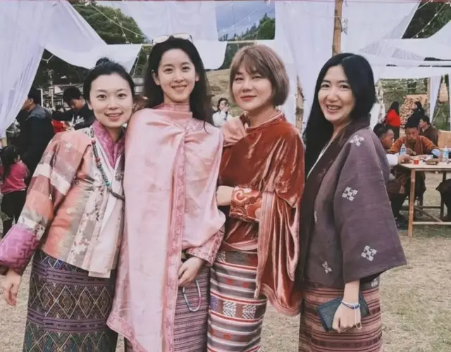 31岁章泽天晒不丹旅游照，素颜黑眼圈明显，打扮休闲天鹅颈好漂亮