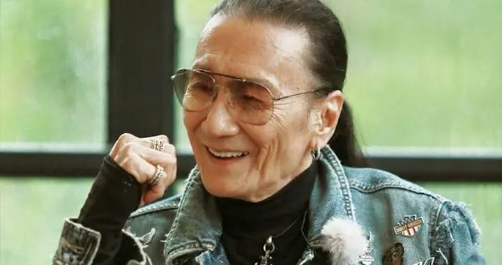 谢贤离世汤镇业悼念，曝对方晚年频繁摔倒入院，称其一生帅气潇洒