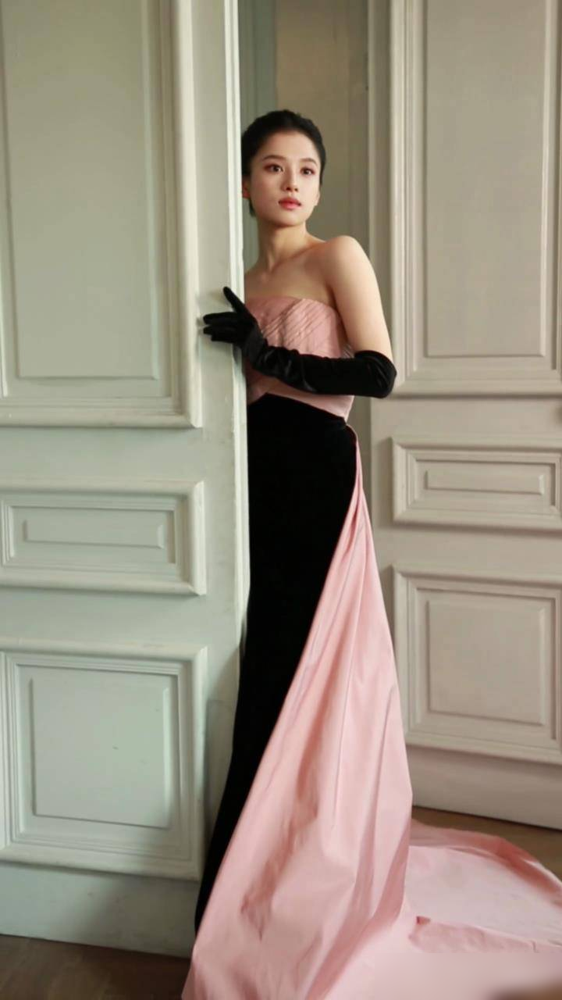 张婧仪穿粉色拖尾裙,网友惊呼美得不真实!