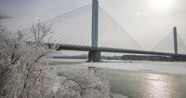 在仇人修车铺隔壁开了十年锁他儿子结婚那天，给了把打不开的钥匙